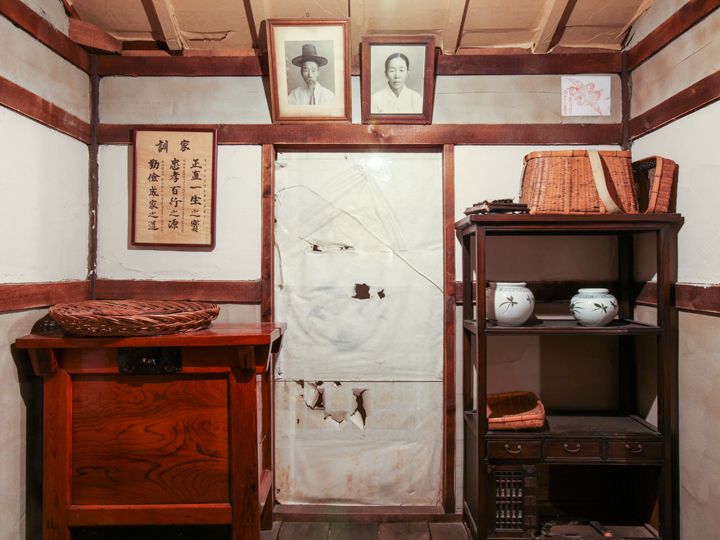 悬挂全家福的客厅