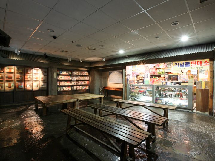 漫画店和纪念品店(右)