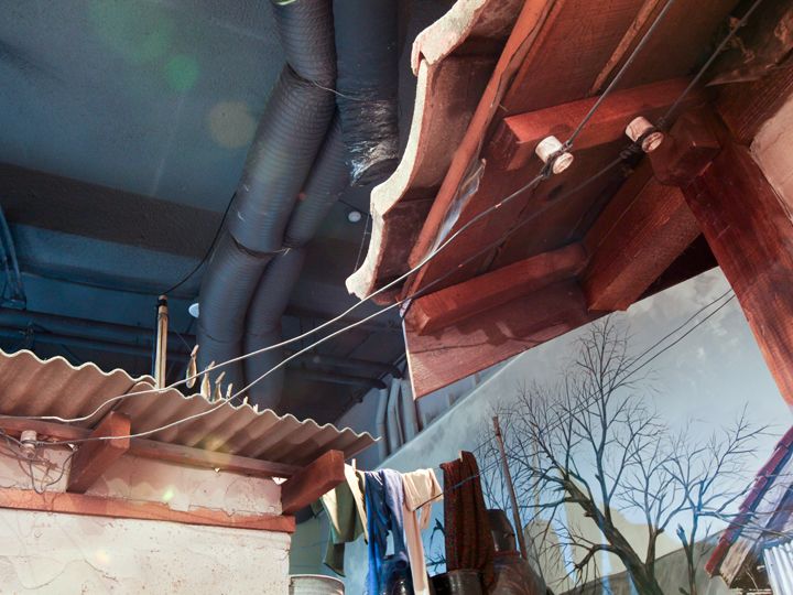 瓦房顶(右)、石板瓦房顶(左)