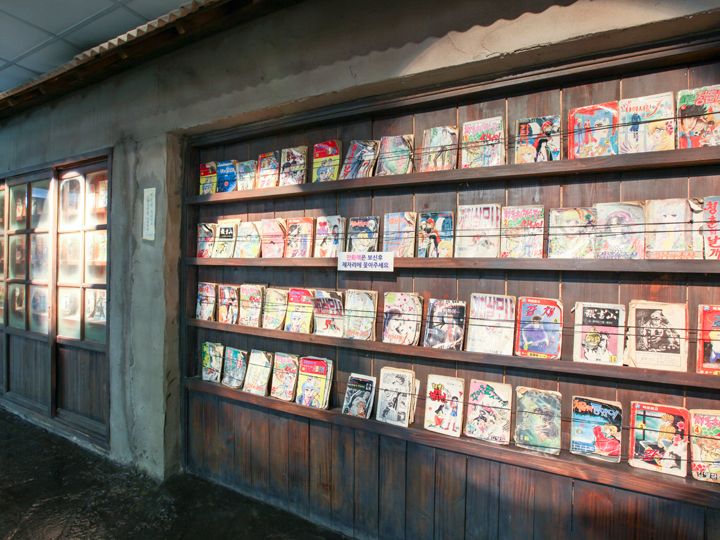 书架上的漫画书可阅览