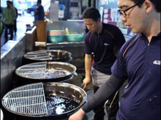 现场示范炸鸡过程