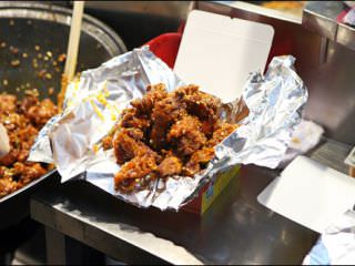 打包时将鸡肉放入包装盒内打包带走