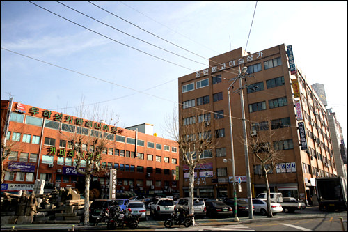 长安坪古美术商街
右边是松和大厦、左边是宇成大厦