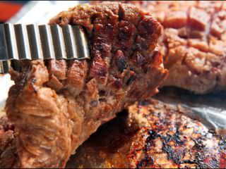 切的厚厚的猪肉，像是牛排一样