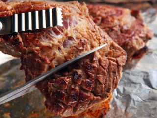 表面烤胡的部分，用剪刀去除