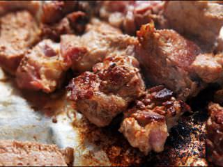 避免烤胡，小心翼翼的烤肉