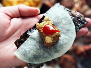 紫菜包腌萝卜片和肉一起卷着吃