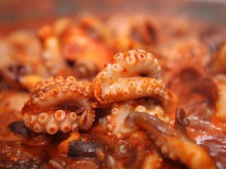 首尔东部的“龙头洞小章鱼特化路”内的小章鱼美食店