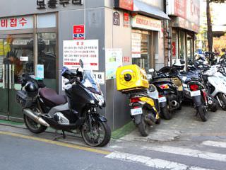 摩托车停满街边