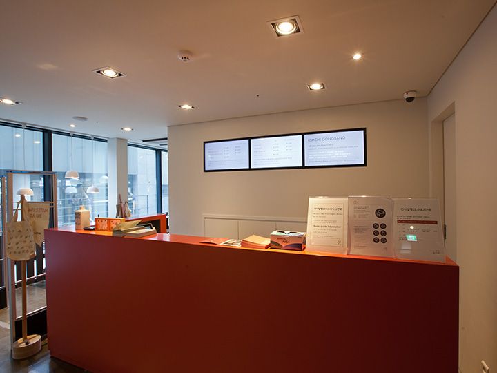 在服务台(4层)购票