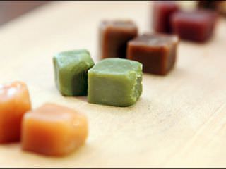 生焦糖(从左至右:豆粉、覆盆子、格雷伯爵茶、绿茶、盐味)