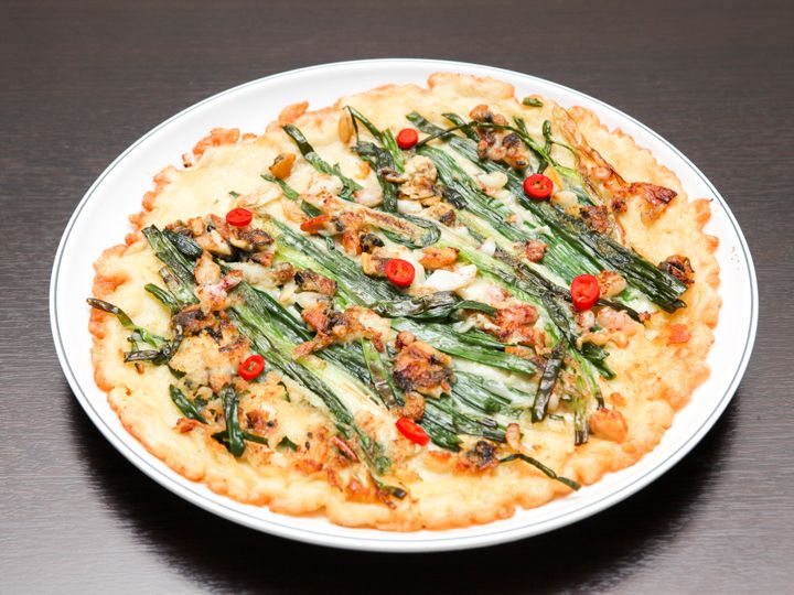 海鲜葱饼 28,000韩元
掺入鱿鱼、虾、贝类、葱的经典煎饼。