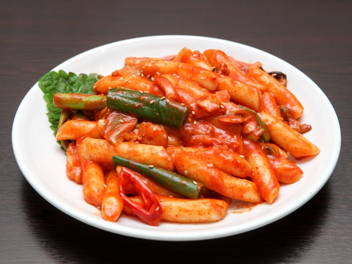 海鲜辣炒年糕 15,000韩元
甜辣味经典小吃,掺了海鲜的炒年糕。