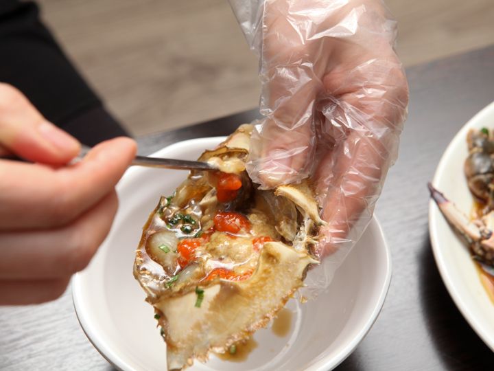 将蟹壳中的蟹膏舀出来放在碗里