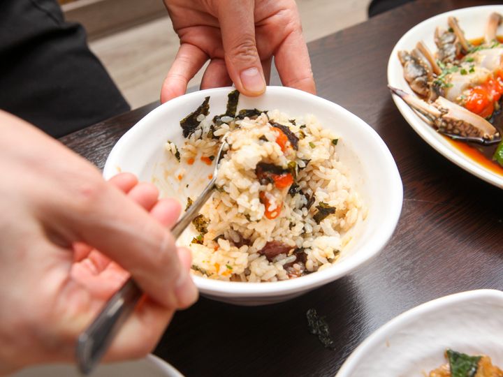 将米饭、韩国海苔、芝麻油、
芝麻盐等拌在一起