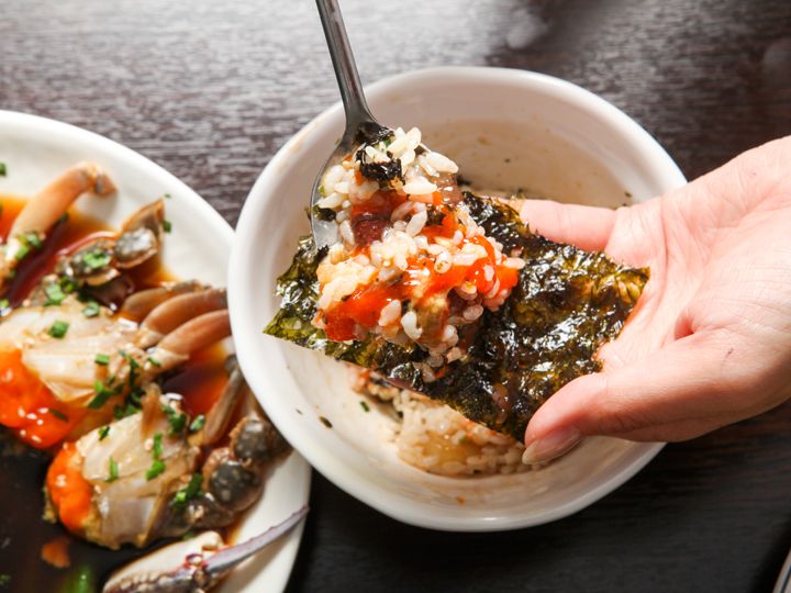 用韩国海苔包酱蟹拌饭吃,
难以形容的美味