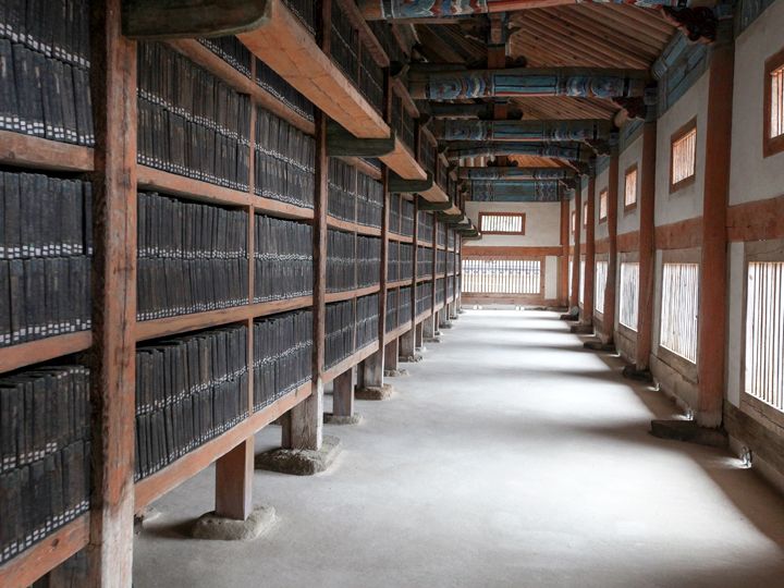 供奉着《八万大藏经》※仅限在指定地点参观,不可拍照