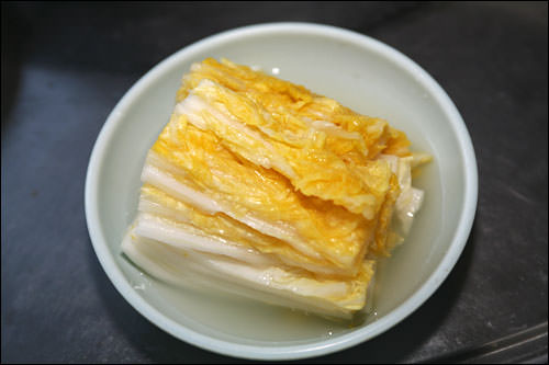 人们从古代开始食用的白泡菜。不辣,淡淡的咸味和酸味吃起来清爽可口。