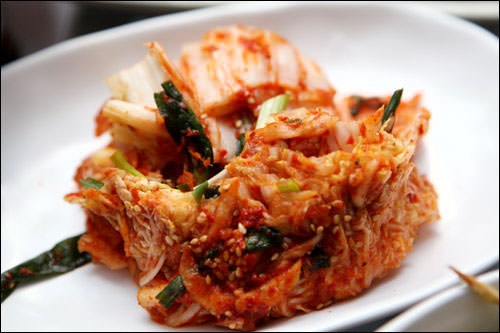 以辣椒粉为主,辅以生姜、大蒜、葱等调料的现代泡菜。