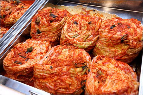 白菜一棵棵地被腌渍好。辣白菜是从约100年前才开始出现在饭桌上的。