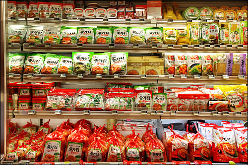 超市里的泡菜专柜。陈列着味道、容量各不相同的泡菜商品。