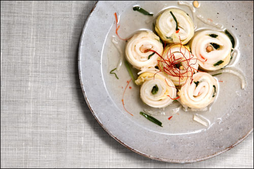 摆盘很有讲究的现代一品料理。照片来源:Chongga KIMCHI WORLD