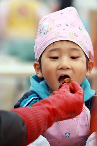 小孩子也欣然品尝腌制好的泡菜。
