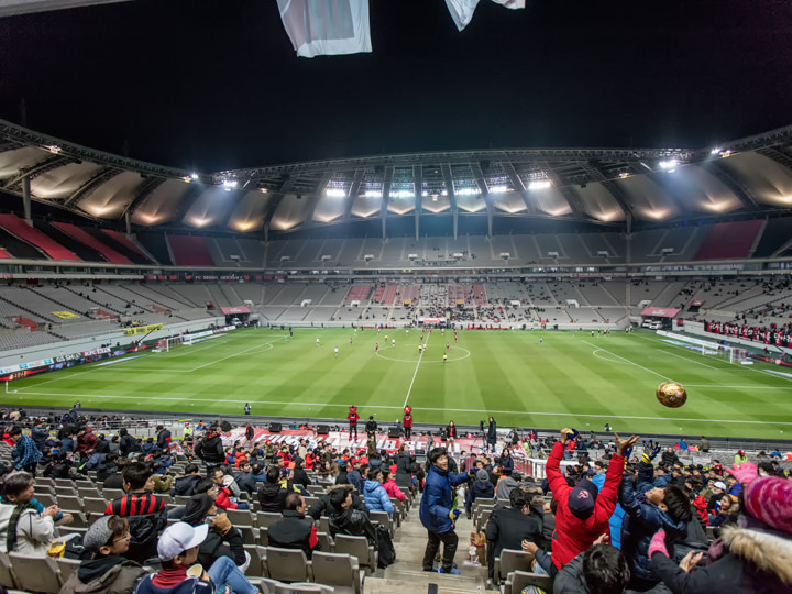 E席(照片前端:对面看台)
W席(照片中:主席看台)
N席(照片右边:主场应援看台)
S席(照片左边:客场应援看台)