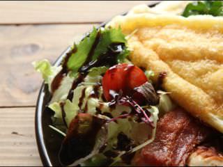 美式早午餐的配菜可以选择浇了调料的“绿色沙拉”或是“香草调味烤土豆” ※图为“绿色沙拉”