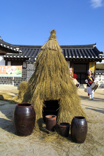 利用温度变化幅度小的地下环境,有利于泡菜的发酵及长期储存。