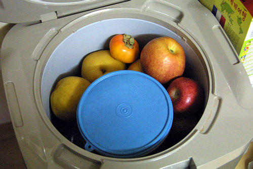 泡菜冰箱的温度接近于一般的冷冻室,除了泡菜还可以放置水果、新鲜蔬菜等食品。