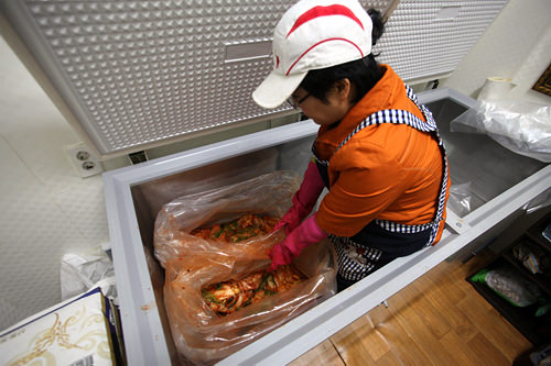 除了普通家庭,就连餐馆、酒店也对泡菜冰箱情有独钟,并且泡菜冰箱越来越被广泛地用于商业。