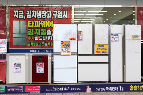 因不同家电厂家生产的泡菜冰箱的容量、尺寸不同,价格浮动区间也很大。