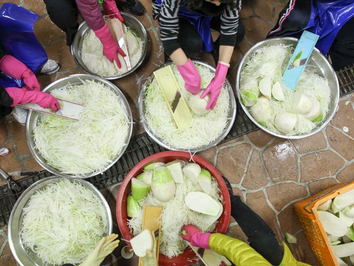 韩国的萝卜普遍呈粗短状,使用专用刀具可以把萝卜条切得粗细均等。