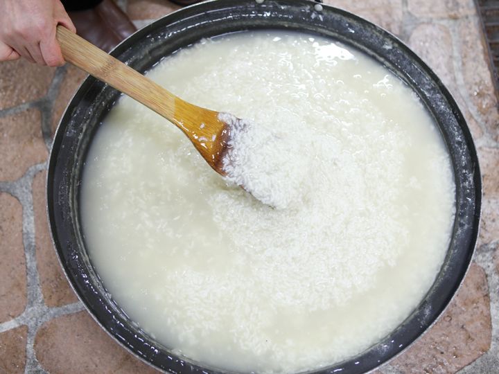 米粥又被称为米糊,有促进泡菜发酵的效果。放入鱼干和海带后,米粥略微呈现黄色。