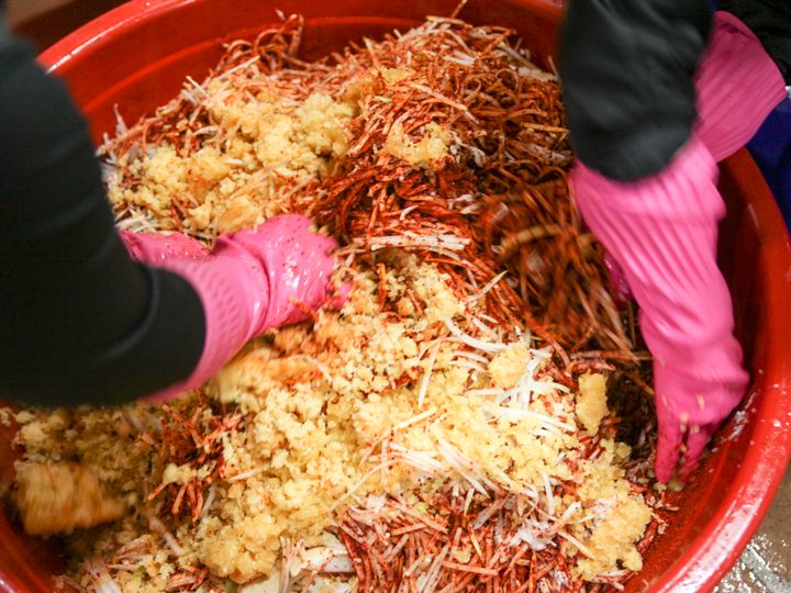 2. 放入足量的辣椒粉和蒜后均匀地翻搅,材料放入的顺序没有特别的规定。