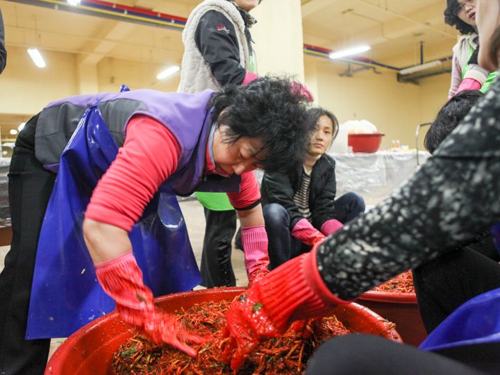 3. 强劲的腰力体现出专业搬运工的架势。