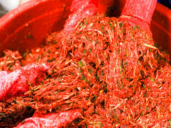 4. 鲜红色泡菜酱完成。