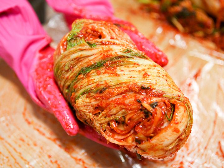 用最外层的菜叶包裹整个白菜,不仅美观而且能有效防止内部泡菜酱流出。