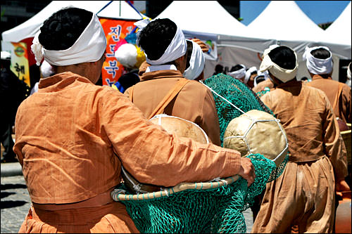 用黄土染色的衣服