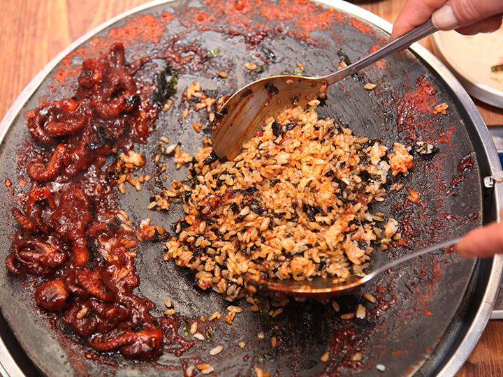 用吃剩的菜和酱料炒饭,味道绝妙