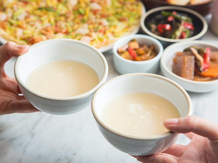 将大米等原料蒸熟后干燥,加入水和酒曲使其发酵,过滤制成