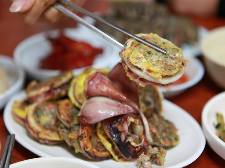 江原道既有沿海也有内陆,所以当地的代表美食则是海鲜与野菜的结合