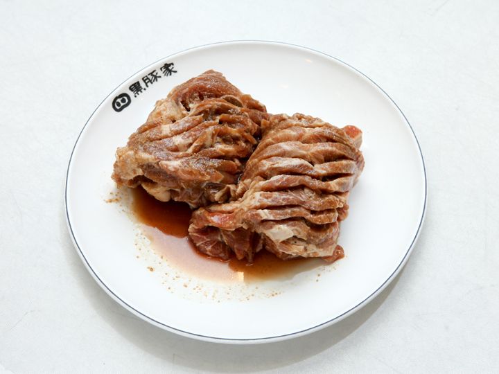 调味烤黑猪肉