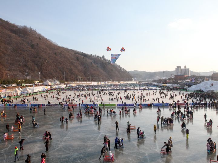 冻得结结实实的江面成了人们的游乐场