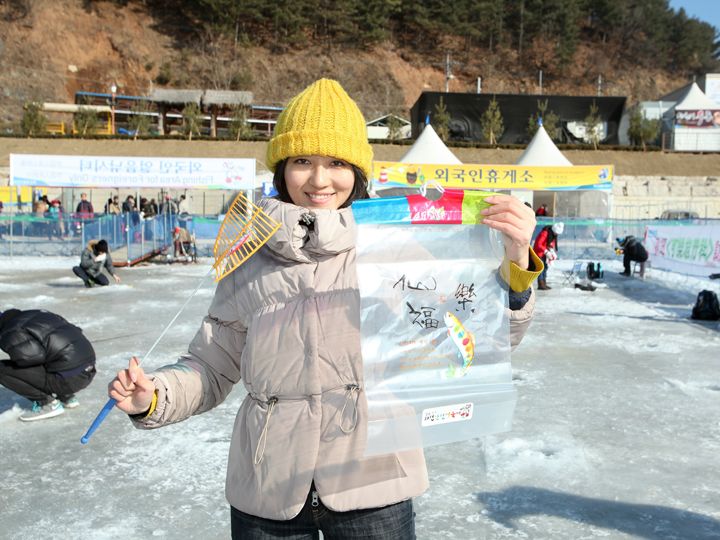 领到钓竿和装山鳟鱼的塑料袋