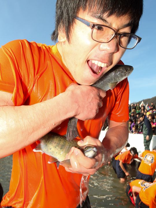 双手摸鱼的猛男,这是要
把鱼生吞了的架势啊!