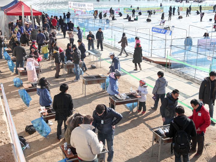 烧烤区就位于冰钓场的旁边