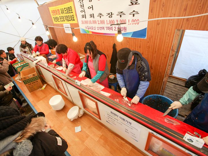 新鲜度是生鱼片的关键所在,手脚麻利的大厨们
在飞速地收拾手中的鲜鱼