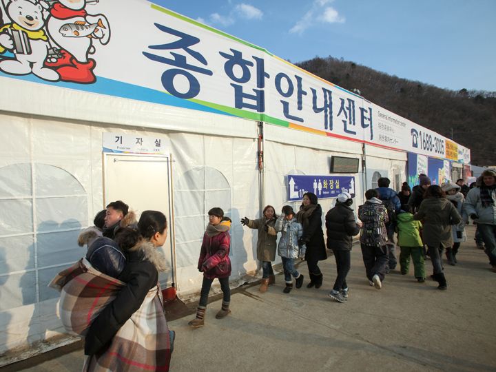 在综合咨询服务处可以咨询庆典相关信息
并领取庆典活动指南手册